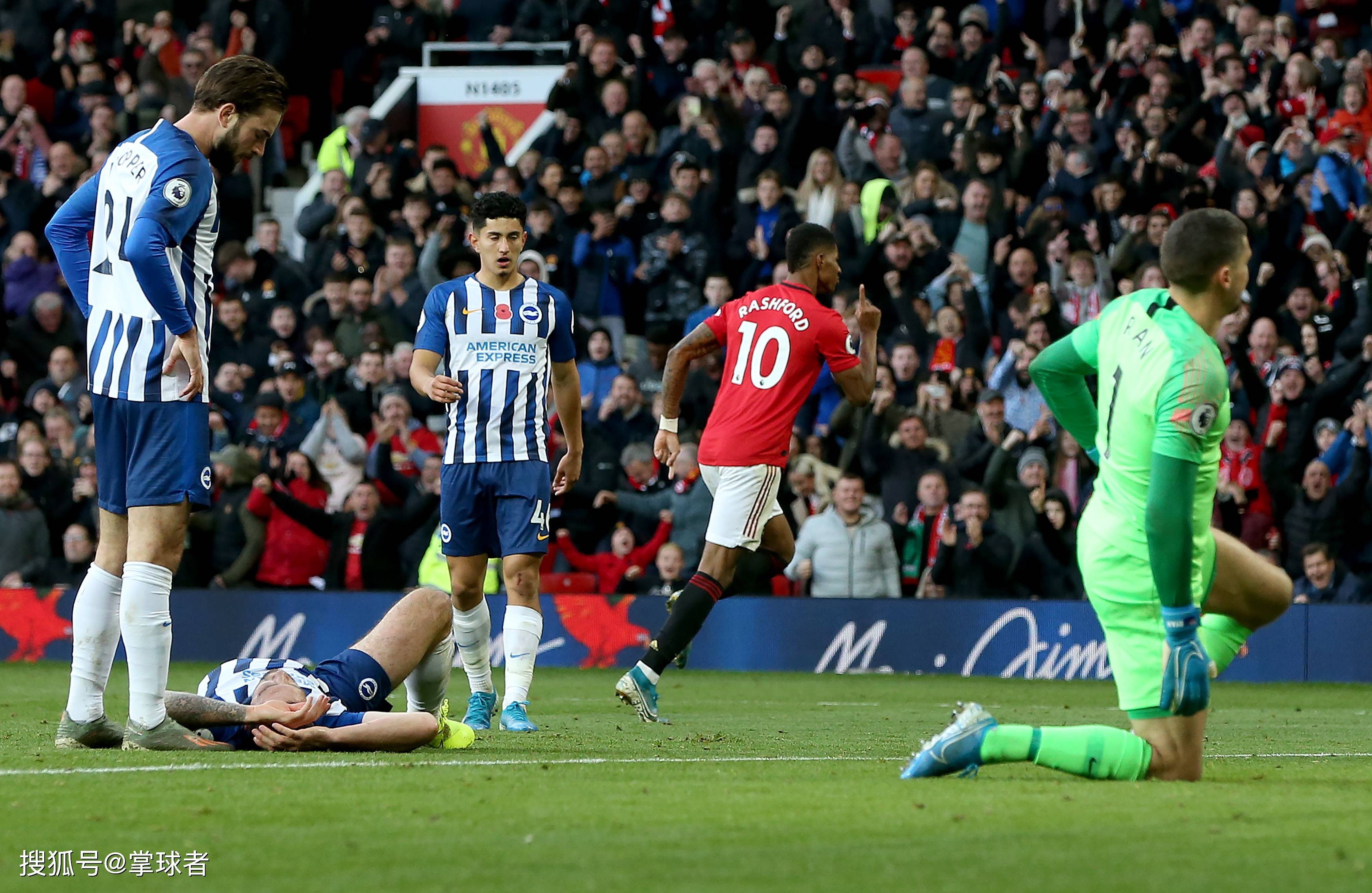 绕该球场进 绕该球场进